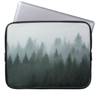 Wald im Morgennebel im Berg. Spruce