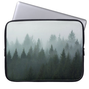 Wald im Morgennebel im Berg. Spruce Laptopschutzhülle