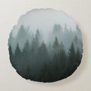 Wald im Morgennebel im Berg. Spruce Rundes Kissen