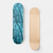 Wald in Azurblau Skateboard (Vorderseite)