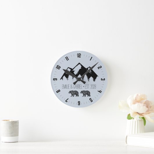 Waldbären Neu verheiratete Hütte Runde Wanduhr (Zuhause)
