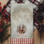 Waldbärenweihnachtsfest kommt schon früh. geschirrtuch<br><div class="desc">Niedlicher kleiner Feiertagsbär in einem santa Anzug, "Christmas Is Coming and We Can Bearly Wait" Skripttext Urlaubsszenario mit matt duskyrot und mochafarbenem Text. Das Design zeichnet sich durch einen süßen Babybär aus, der mit seinen Weihnachtsgeschenken und einem Mocha- und Grauwald mit baumgeschmückten Bäumen und einem braun-farbigen und subtilen grünen Hintergrund...</div>