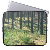 Waldbäume. Grünes, grünes Holzsonnenlicht im Hinte Laptopschutzhülle (Vorderseite)
