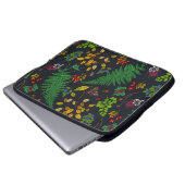 Waldbeeren, Blätter und Bugs auf Grafit schwarz Laptopschutzhülle (Vorne Knopf)