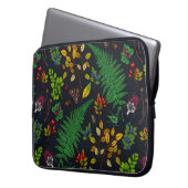 Waldbeeren, Blätter und Bugs auf Grafit schwarz Laptopschutzhülle (Vorderseite Links)