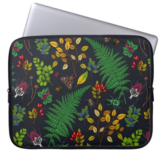 Waldbeeren, Blätter und Bugs auf Grafit schwarz Laptopschutzhülle (Vorderseite)
