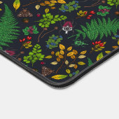 Waldbeeren, Blätter und Bugs auf Grafit schwarz Schreibtischunterlage (Ecke)