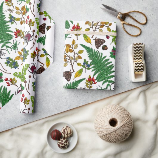 Waldbeeren, Blätter und Waldkäfer auf Weiß Geschenkpapier (Basteln)