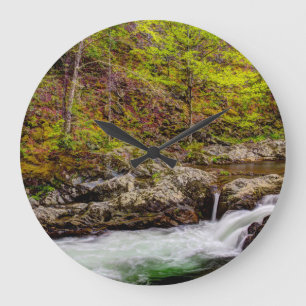 Waldbrunnen in großen, rauschigen Bergen Große Wanduhr