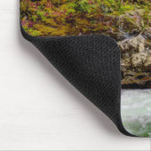 Waldbrunnen in großen, rauschigen Bergen Mousepad (Ecke)