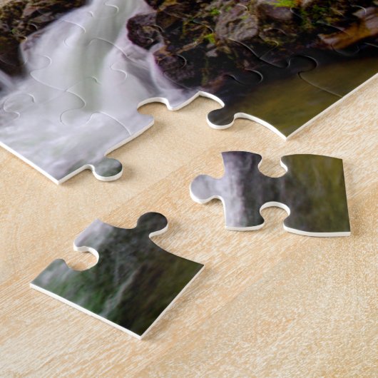 Waldbrunnen in großen, rauschigen Bergen Puzzle (Seite)