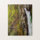 Waldbrunnen in großen, rauschigen Bergen Puzzle (Vertikal)