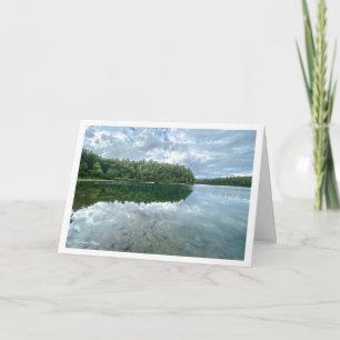 Walden Pond-Wolken im Teich  Feiertagskarte