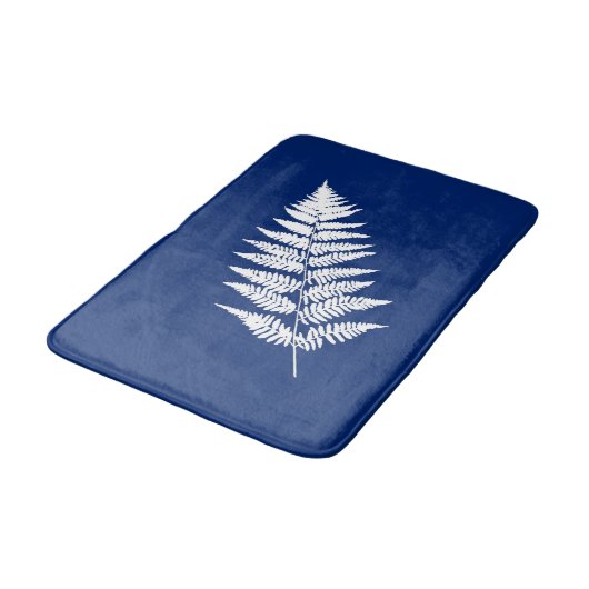 Waldfarn 1, Kobalt-Blau und Weiß Badematte (Schrägansicht)