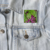 Waldfarne mit rosa Blütenblättern auf dem Boden Button (Beispiel)