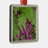 Waldfarne mit rosa Blütenblättern auf dem Boden Ornament Aus Metall (Rechts)