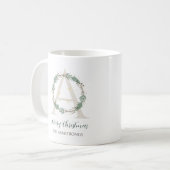 Waldgrüner Kranz Monogramm Weihnachtsinitiale Kaffeetasse (Vorderseite Links)
