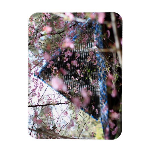 Waldhaus mit rosafarbenen Blume Magnet (Vertikal)