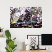 Waldhaus mit rosafarbenen Blume Poster (Heimbüro)