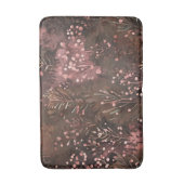 Waldkiefer und weich rosa Berries in erdigen Tönen Badematte (Vorderseite Vertikal)