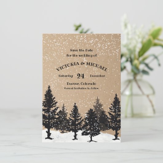 Waldkiefernbäume Winterschnee Save the Date Einladung (Stehend Vorderseite)