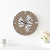 Waldland Fern Muster, Taupe Tan und Weiß Große Wanduhr (Zuhause)