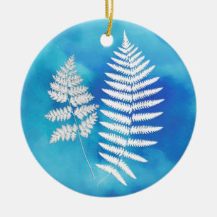 Waldland Fern White im Hintergrund mit blauem Wass Keramik Ornament