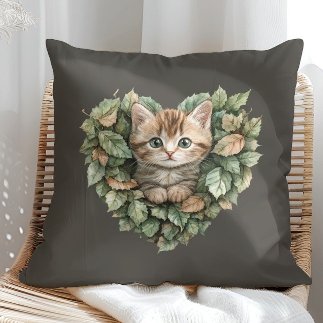 Waldland Herz Kitty - Gemütlicher Fall Kissen (Woodland Heart Kitty - Cozy Fall Throw Pillow in a sunny boho rattan chair.)