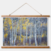 Waldlandschaft in goldenen Herbstblättern Wandteppich Mit Holzrahmen (Vorne)