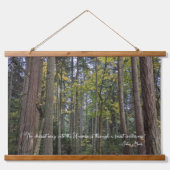 Waldlandschaft mit John Muir Zitat Wandteppich Mit Holzrahmen (Vorne)