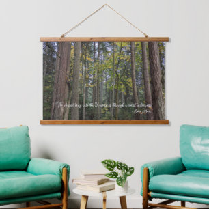 Waldlandschaft mit John Muir Zitat Wandteppich Mit Holzrahmen