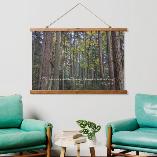 Waldlandschaft mit John Muir Zitat Wandteppich Mit Holzrahmen (Wohnzimmer)