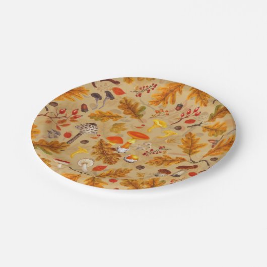 Waldpilze und Herbstflora auf Ocker Pappteller (Schrägansicht)