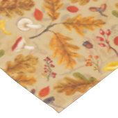 Waldpilze und Herbstflora auf Ocker Tischdecke (Schrägansicht)