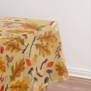 Waldpilze und Herbstflora auf Ocker Tischdecke