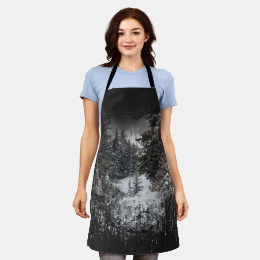 Waldschneebaume | Snowy Forest Print Schürze (Getragen)