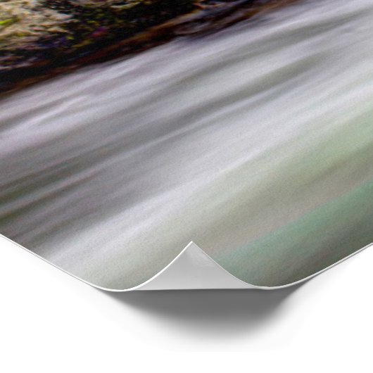 Waldstrom in großen, rauschigen Bergen Poster (Ecke)