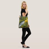 Waldstrom mit gelben Wildblumen Tasche (Am Model)