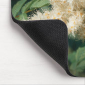 Waldthema mit blühender Blume und Schmetterlingen Mousepad (Ecke)