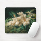 Waldthema mit blühender Blume und Schmetterlingen Mousepad (Mit Mouse)