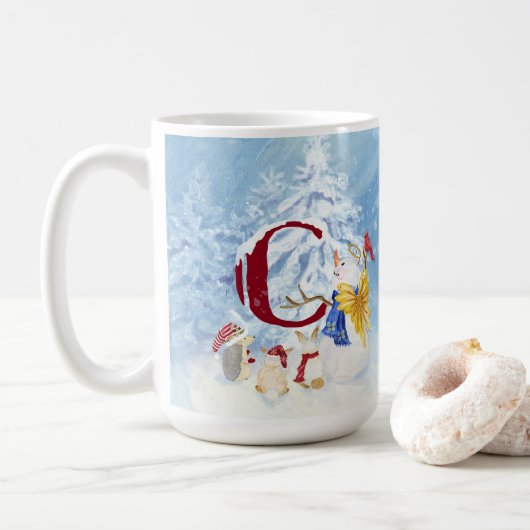 Waldtier-Schneemann-Bäume des Monogramm-C Snowy Kaffeetasse (Mit Donut)