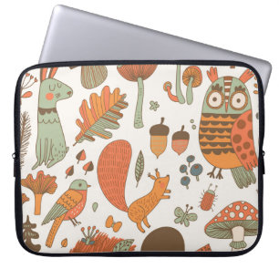 Waldtiere: farbenfroher Hintergrund des Herbstes. Laptopschutzhülle