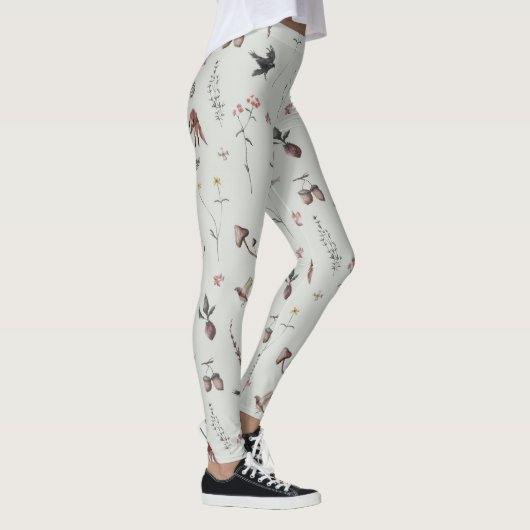 Waldtiere, Waldfrüchte, Blumen auf Grün Leggings (Rechts)