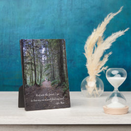Waldweg Foto mit John Muir Quote Fotoplatte