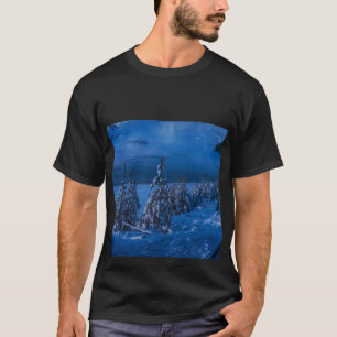 Waldweg in der Winternacht T-Shirt