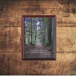 Waldweg John Muir Quote Awardplakette<br><div class="desc">Holzwandplakette,  die das Foto eines Waldlehrpfades zeigt,  zusammen mit einem inspirierend Zitat des Naturwissenschaftlers John Muir,  in dem es heißt: "Und in den Wald gehe ich,  um meinen Geist zu verlieren und mein Soul zu finden." Wählen Sie Ihre Wandplakatgröße aus.</div>