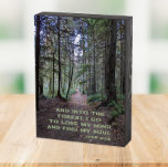 Waldweg John Muir Quote Holzkisten Schild<br><div class="desc">Schwarz gestrichenes,  hölzernes Kastenschild zum Aufhängen oder stehend,  das das Foto eines Waldwegs zeigt,  zusammen mit einem inspirierend Zitat des Naturisten John Muir und in grüner Schrift gedruckt,  in der es steht: "Und in den Wald gehe ich,  um meinen Geist zu verlieren und mein Soul zu finden."</div>