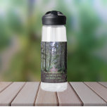 Waldweg John Muir Quote Trinkflasche<br><div class="desc">Bleibe, wo immer du hingehst mit dieser klaren, plastischen Wasserflasche, die das Foto eines Waldwegs zeigt, zusammen mit einem inspirierend Zitat des Naturisten John Muir und in grüner Schrift gedruckt, die lautet: "Und in den Wald gehe ich, um meinen Verstand zu verlieren und mein Soul zu finden." Wählen Sie die...</div>