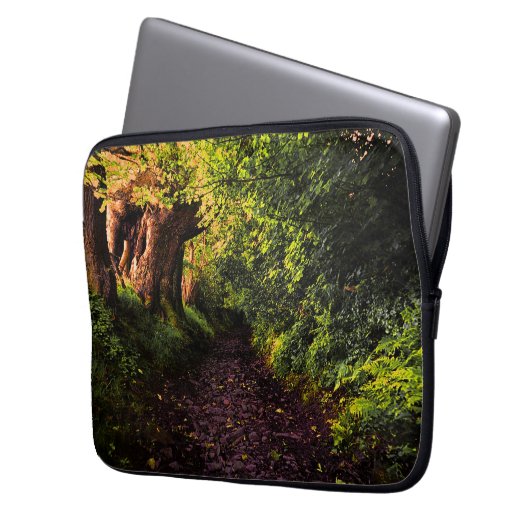 Waldweg Laptopschutzhülle (Vorderseite Links)