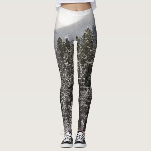 Waldwinter-Schnee-Szene Leggings (Vorderseite)